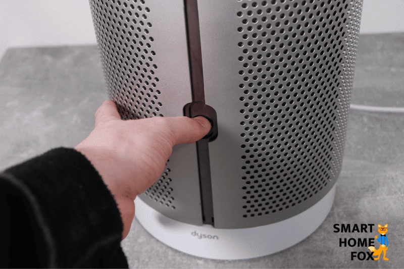 Die Schieberegler der Verkleidung von dem Dyson Pure Cool TP04 Luftreiniger werden nach unten gedrückt